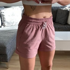 Lululemon “Spring Break Away Short” 3-inch, sz 8